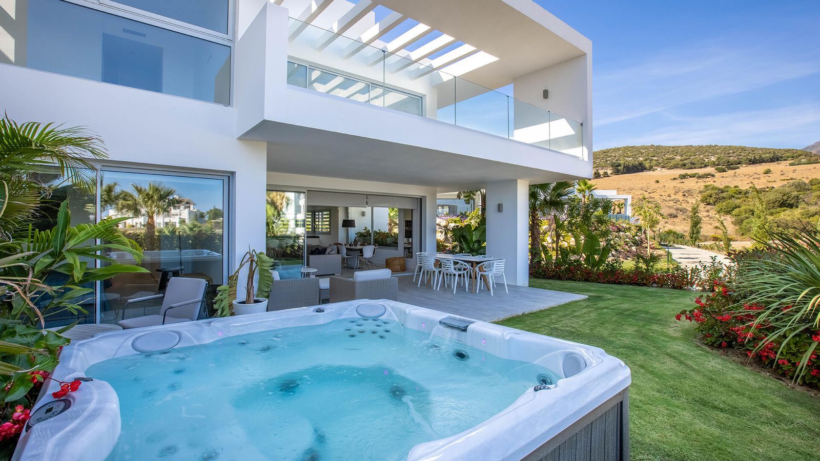 Villa moderna con jacuzzi y jardín