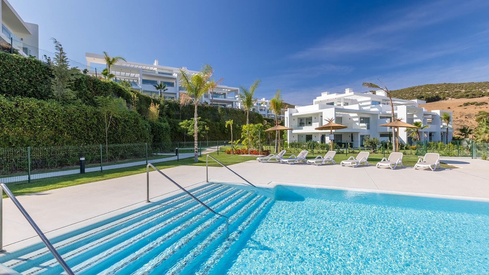 Complejo de apartamentos de lujo con piscina en Alcazaba Lagoon.